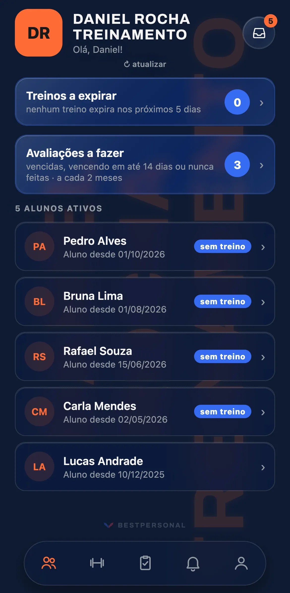 Tela inicial do personal: treinos a expirar, avaliações a fazer e a lista de alunos ativos.